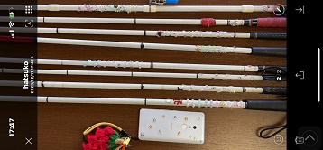 テーブルの上に装飾された8本の白杖