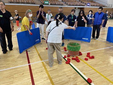 ���ɒu���ꂽ�Ăɋʂ𓊂��鏗���Q���ҁA�ׂɉ�������`�[�����C�g