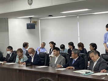 �v�]���ɑ΂��āA�e�S���ҐE������񍐂��󂯁A���₵�Ă�����