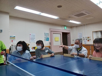 �싅��̑O�Ŗؐ��̃��P�b�g�������u�t�̐����𕷂��Q����