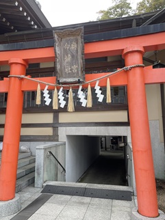 ���ߓꂪ�t������F�̉��{���w�Г����̒���