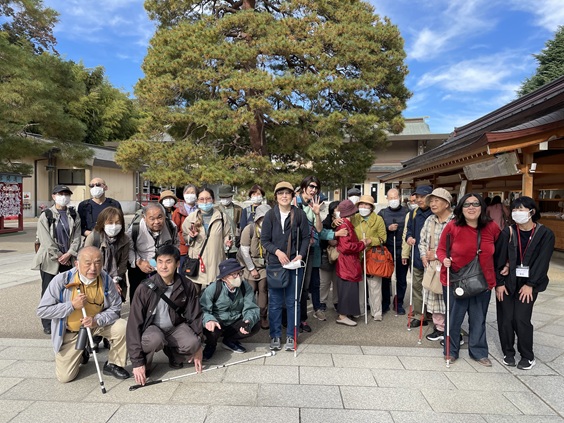 �Q���҂̊F����A���ɑ������؁A�E���ɐ_�ЎЖ���