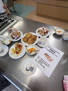 �e�[�u���̏�Ƀo�i�i�P�[�L�A�~���N�[���[�A����ނ̃s���`���X������ł��܂�