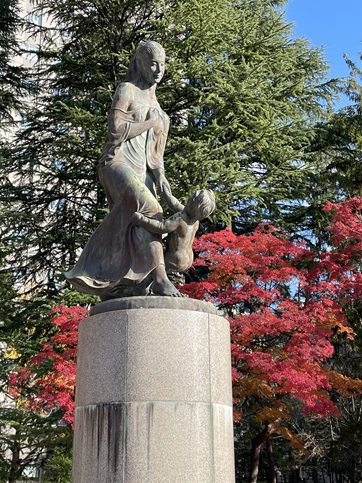 �����Ă����e�̑��Ɏq���������݂��Ă����q���A���Ɍ����̖؁X